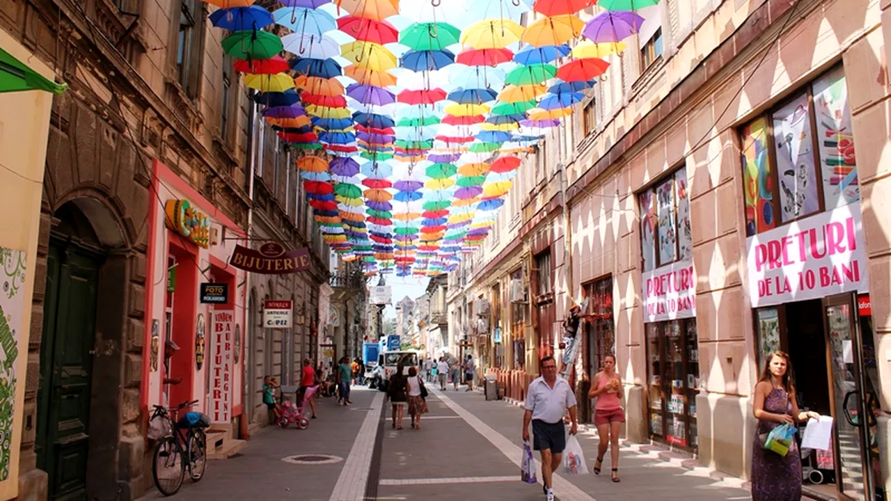 O stradă pietonală din Arad este acoperită cu 400 de umbrele viu colorate - GALERIE FOTO