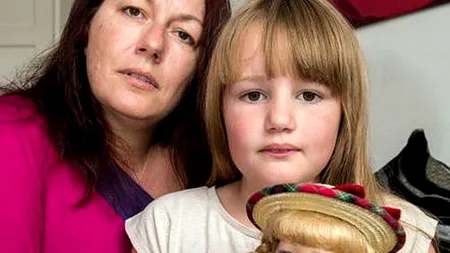 Ce a descoperit o fetiță în păpușa câștigată la o tombolă