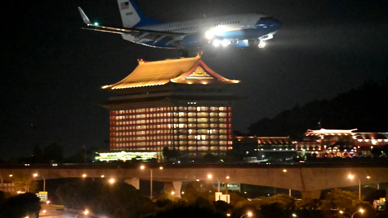 Nancy Pelosi a aterizat în siguranță în Taiwan. China amenință cu represalii: 