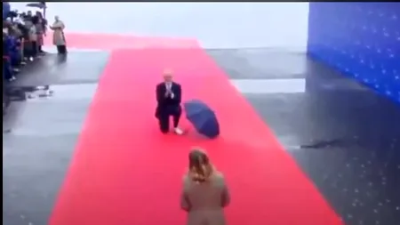 Scenă de film la Summit-ul de la Tirana. Premierul Albaniei, în genunchi, pe covorul roșu, în faţa Giorgiei Meloni. IMAGINI de colecție