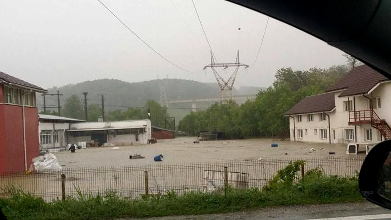 O sută de avertizări meteo în două zile, peste 3.000 de forțe trimise pe teren