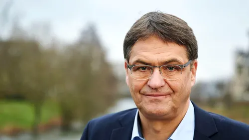 Un europarlamentar critică AstraZeneca după problemele privind livrările de vaccin: „Îi tratează pe europeni ca pe cetățeni de rangul doi”