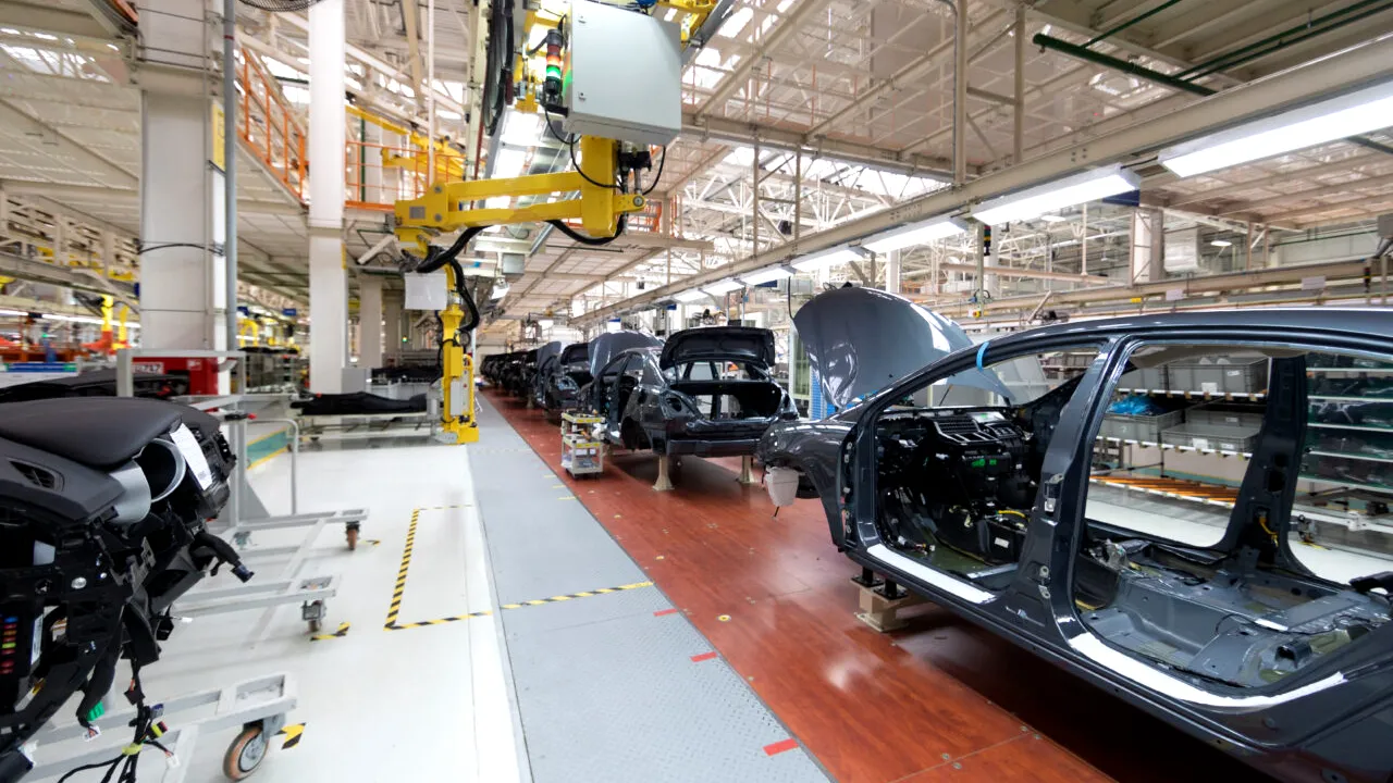 Lovitură pentru industria auto Europa în 2024. Principalii factori care au ÎNGENUNCHEAT vânzările de mașini