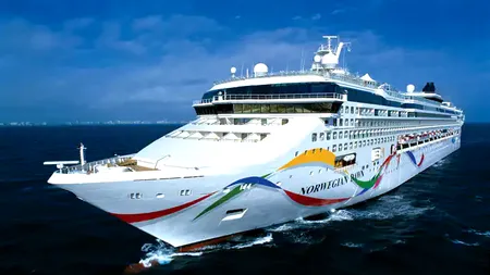 Pasagerii unui vas de croazieră, ABANDONAȚI pe o insulă din Africa. Între ei se află o gravidă și o persoană cu handicap / Cum a fost posibil