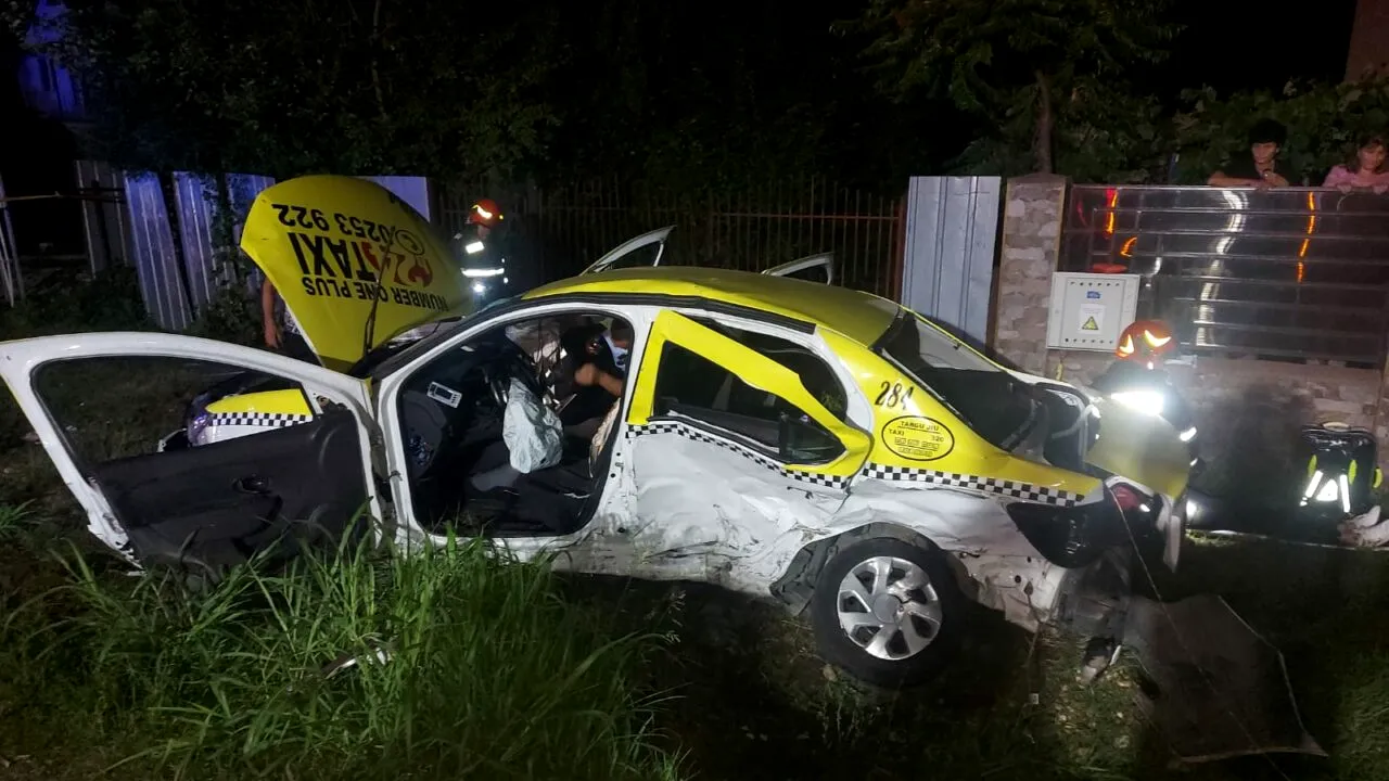 VIDEO | Un taximetrist și clienta sa au murit după ce mașina în care se aflau a lovit un alt autoturism, pe un drum din județul Gorj