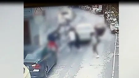 VIDEO | Tânăr bătut cu pumnii și picioarele în plină zi, în București. Agresorii au fost săltați de polițiști și duși la audieri