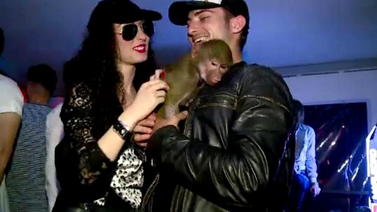 Cum a încercat un tânăr să atragă fetele din club. 