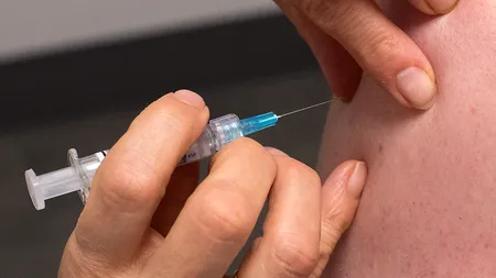 Țara care își amenință cetățenii cu închisoarea dacă nu se vaccinează