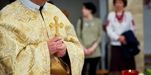 <span style='background-color: #dd9933; color: #fff; ' class='highlight text-uppercase'>ACTUALITATE</span> Preotul din Iași care îți spune de ce boală suferi dintr-o privire. Este căutat de zeci de credincioși