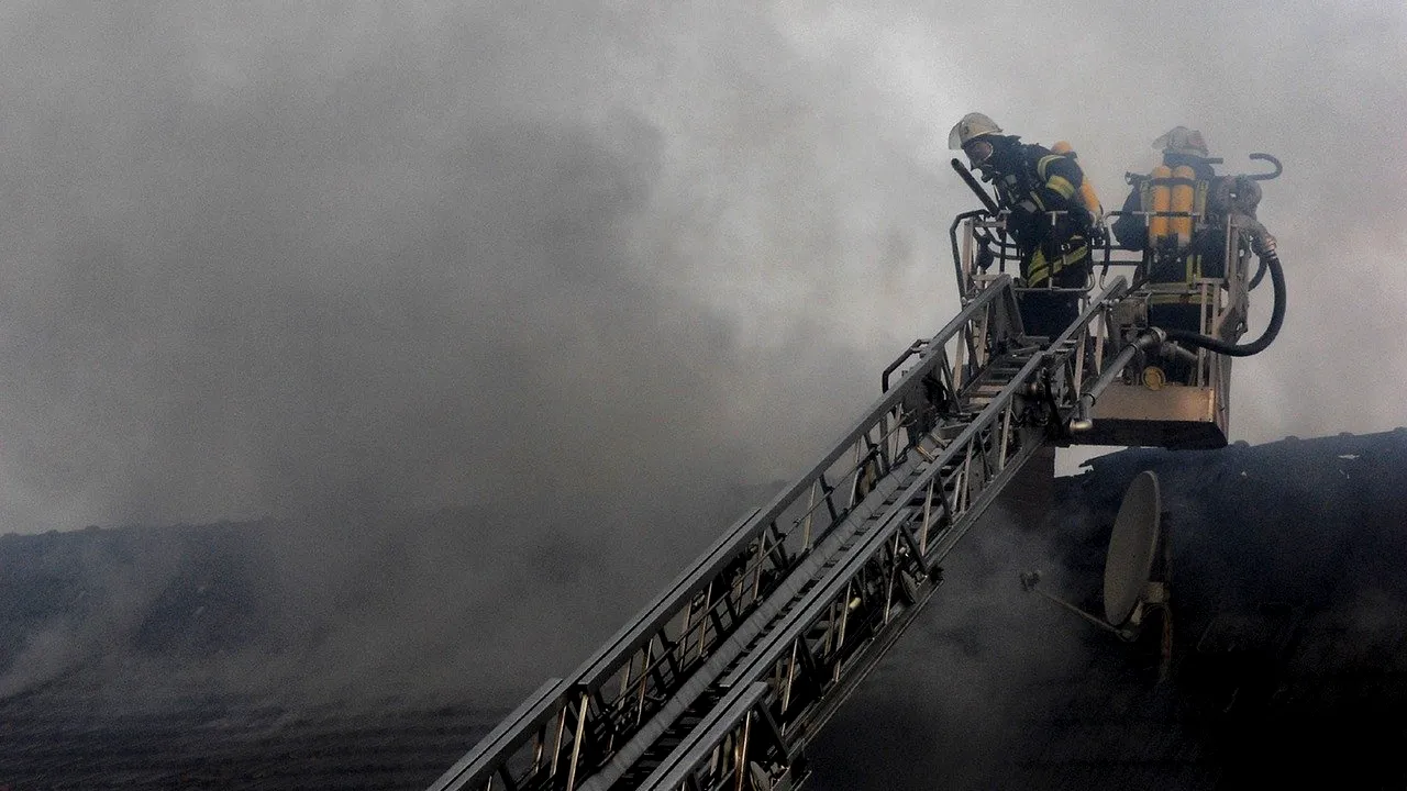 Răzbunare incendiară după mai multe „blesteme” pe Facebook. Doi tineri au fost reținuți