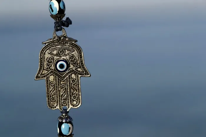 Hamsa, Mâna Fatimei, o amuletă care te protejează de deochi. Sursa Foto: Profimedia 