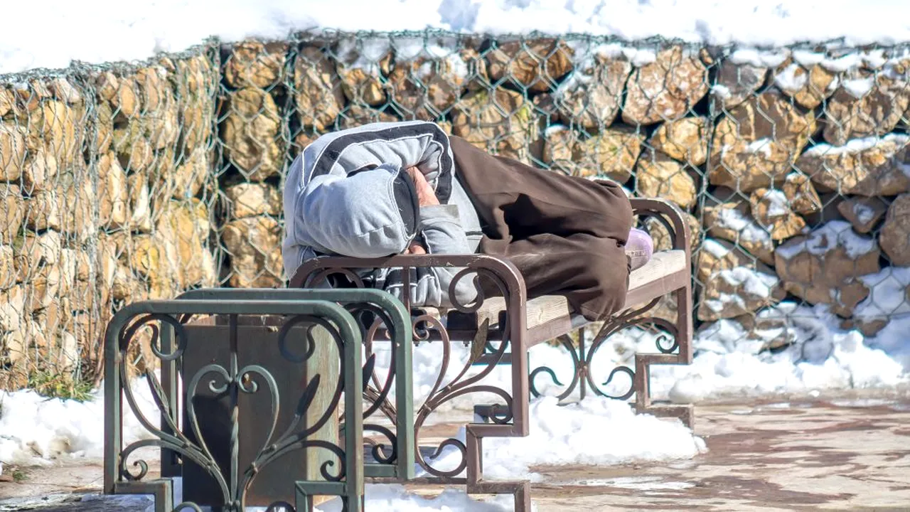 Situație neobișnuită la Galați. În ciuda gerului, oamenii fără adăpost refuză internarea în centrele Primăriei
