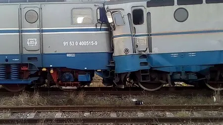Un mecanic a murit după ce două locomotive s-au ciocnit frontal într-o stație CFR din România. Galerie FOTO