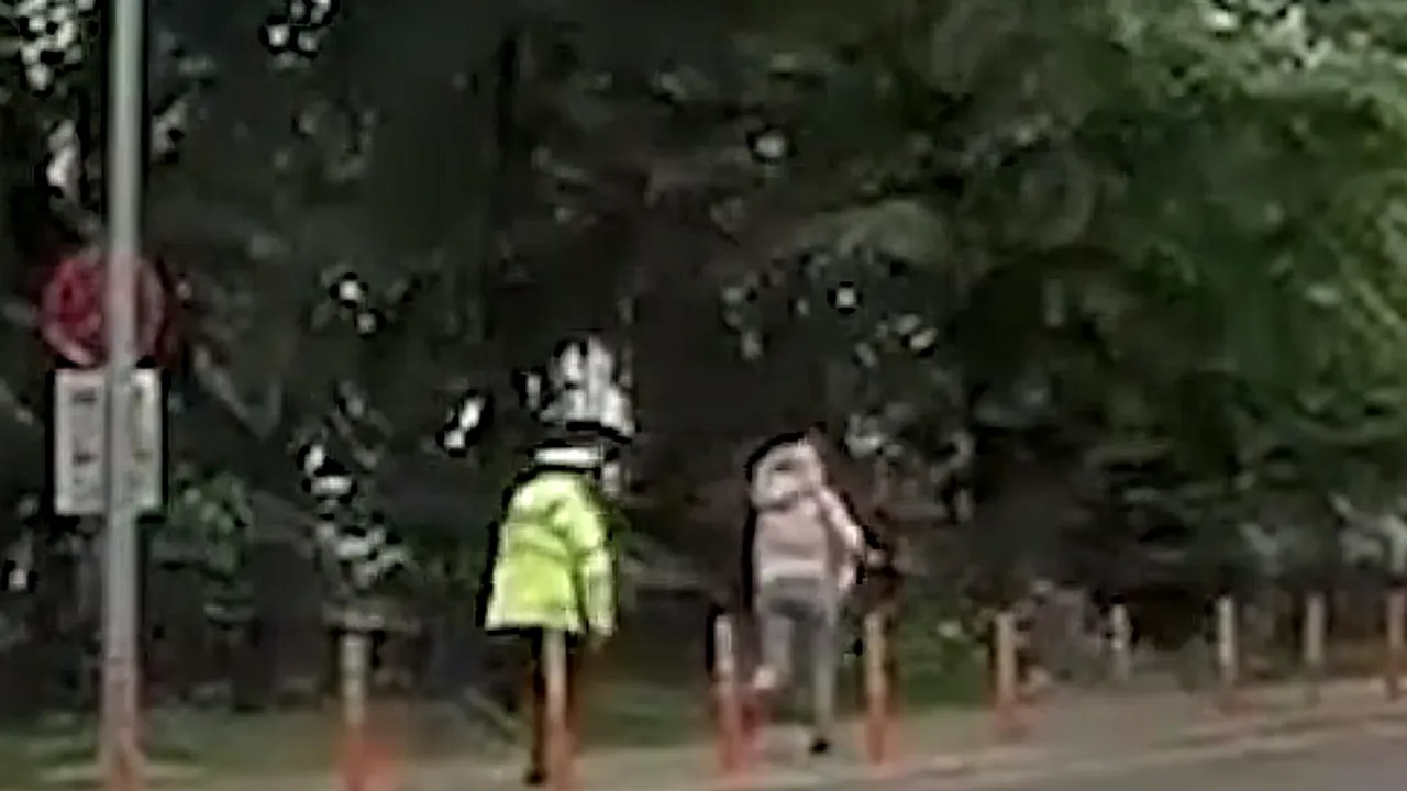 Un polițist din Bacău a alergat o femeie pentru a-i da AMENDĂ. Fotografiile surprinse de o cameră de bord au înregistrat toată scena