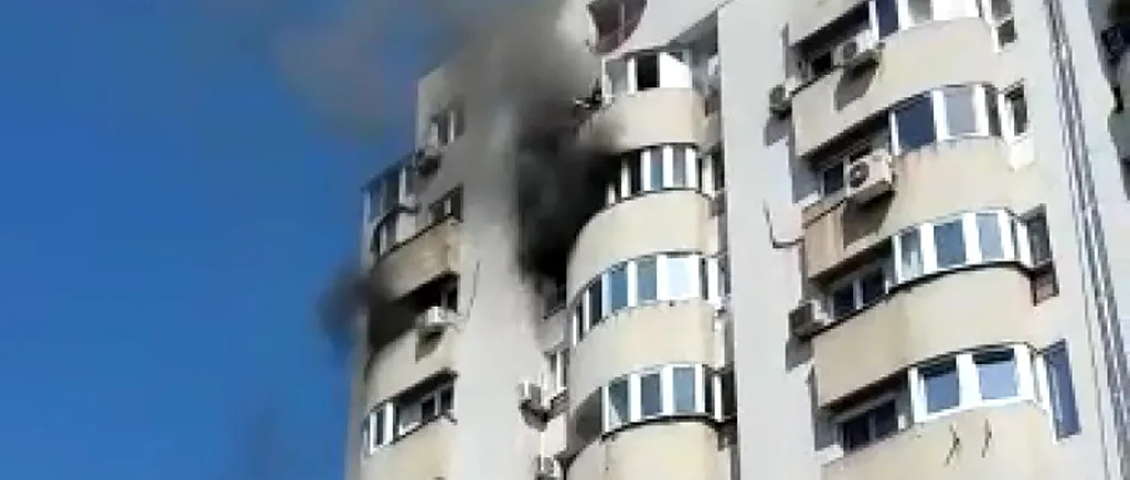 Incendiu puternic pe Bd. Mamaia, din Constanța. O femeie a încercat să se salveze, dar a căzut de pe balcon! Momentul tragediei, surprins în imagini VIDEO