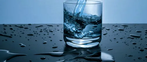 Tu câtă apă bei? Testul care îți spune în 2 secunde de câtă apă ai nevoie