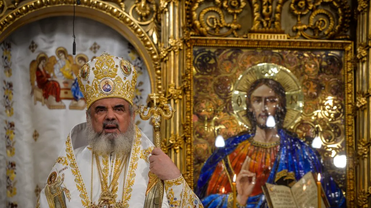 REACȚIE. Lingurița de împărtășanie ar putea fi eliminată. BOR: „Modalitatea de oferire a împărtășaniei o decide exclusiv biserica”