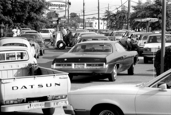 Criza petrolieră din 1979. Șoferii americani stau la coadă pentru a-și alimenta mașinile cu benzină. 