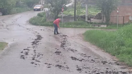 Primar din Cluj, exemplu pentru toți edilii din România. A pus mâna pe lopată și a curățat singur drumul comunal - FOTO