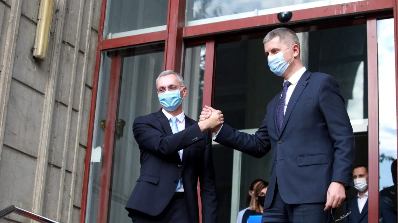 Stelian Ion a predat mandatul la Ministerul Justiției „de mână” cu Dan Barna: „Plecăm cu fruntea sus!”