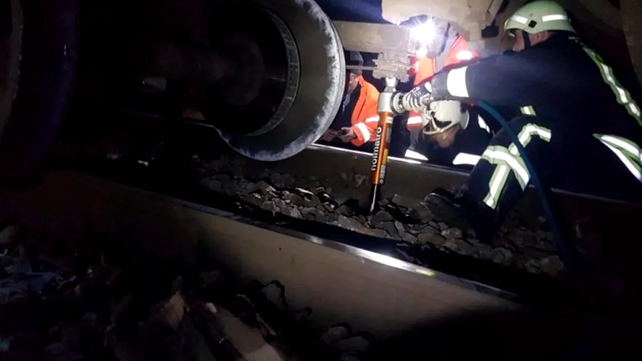 Un tren de călători a deraiat pe Valea Oltului
