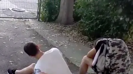 Drogul Zombie mai face două victime în Brăila. Doi adolescenți, care se mișcă necontrolat, au fost filmați la o scară de bloc - VIDEO