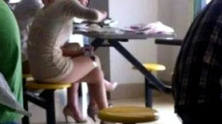 FOTO: Ce face o tânără pe sub bancă, în timpul orelor de curs. Imaginile i-au adus oferte de muncă