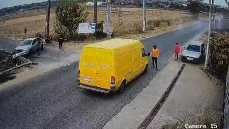 A furat o mașină cu un minor în ea. Un șofer fără permis și beat a intrat cu mașina într-un cap de pod