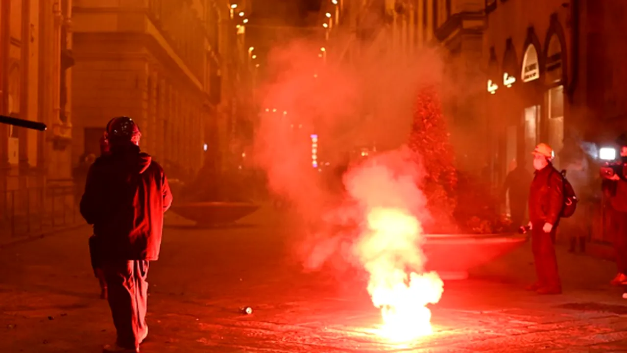 Protestele izbucnesc la Florența din cauza restricțiilor Covid-19. Proprietarii de restaurante și șomerii din Florența s-au bătut cu polițiștii