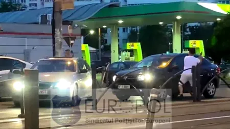 Șoferul de BMW care a atacat cu crosa un șofer de Logan a fost reținut. Aceeași măsură, dispusă și pentru prietena sa, care a lovit oglinda cu piciorul