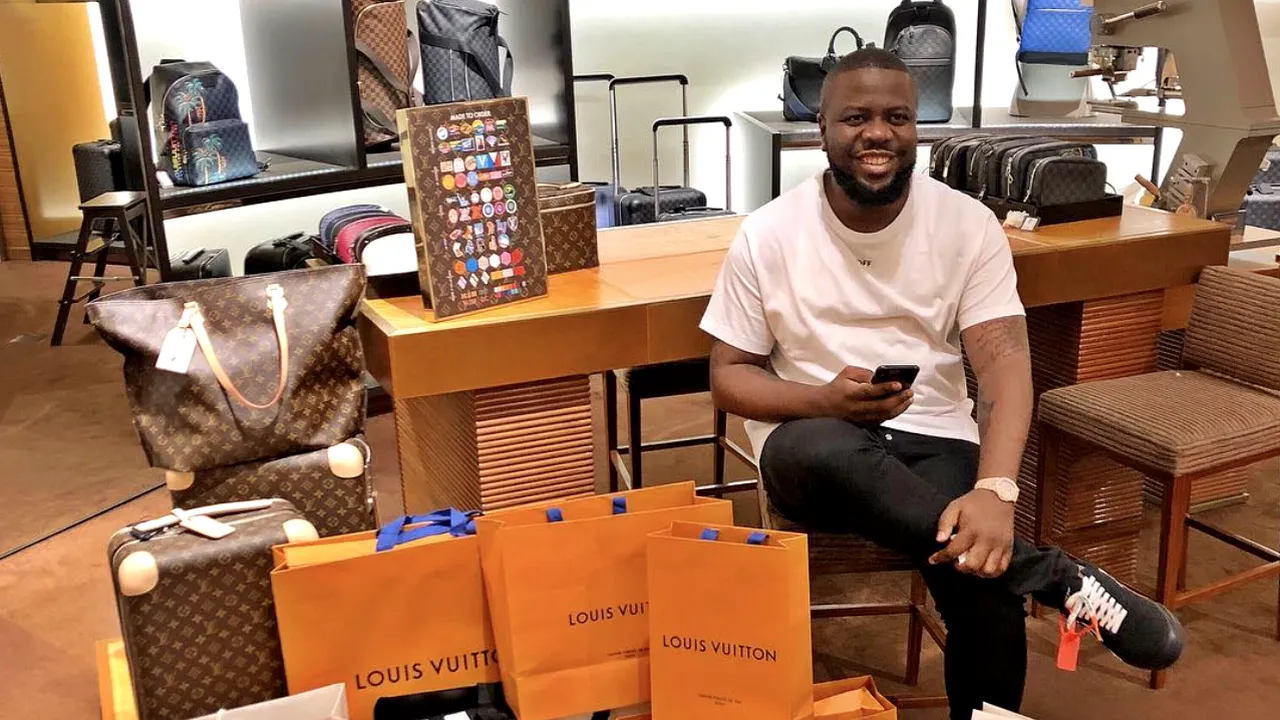 Influencerul nigerian Hushpuppi, acuzat că a furat milioane de dolari pentru a-și finanța stilul de viață luxos. Acesta riscă 20 de ani de închisoare