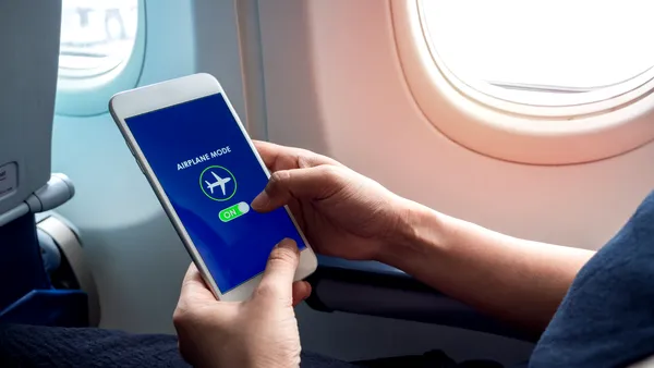 ANCOM avertizează! Pasagerii pot ajunge să plătească sute de euro, dacă nu își pun telefoanele pe „Modul Avion”, la bordul aeronavelor
