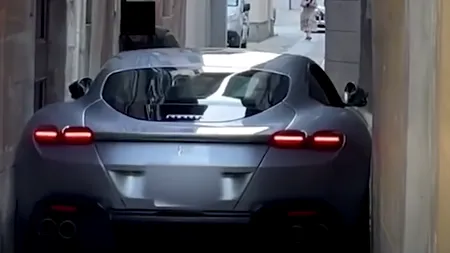VIDEO. Un Ferrari de 200.000 de euro a rămas blocat pe o străduță îngustă