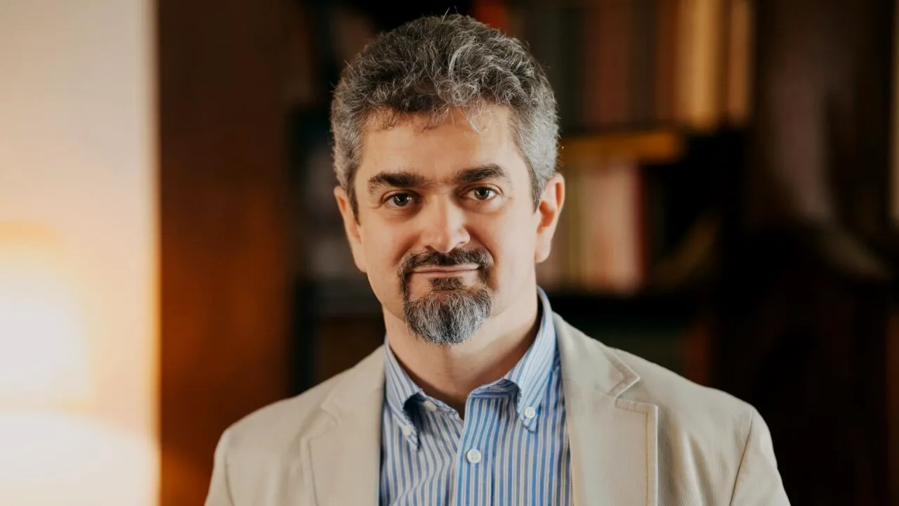 Paleologu: „Îl mai țineți minte pe imbecilul care spunea că furtul coifului „a fost prețul integrării noastre în Schengen”? E în continuare președintele Comisiei pentru cultură. La cine se referă Paleologu