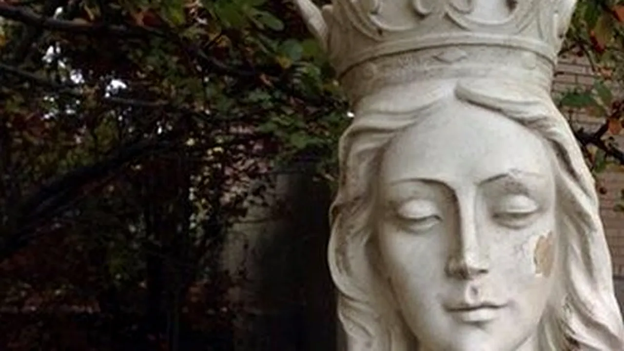 Cum arată restaurarea ''șocantă'' a unei statui cu Fecioara Maria și Iisus