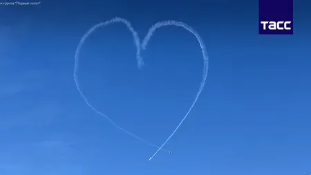 Ziua Rusiei. Piloții au desenat pe cer o inimă cu o lungime de o jumătate de kilometru