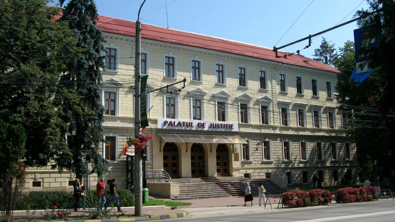 Percheziții acasă și la biroul unei judecătoare de la Tribunalul Suceava. Este suspectată că îi ajuta pe traficanții de droguri (SURSE)