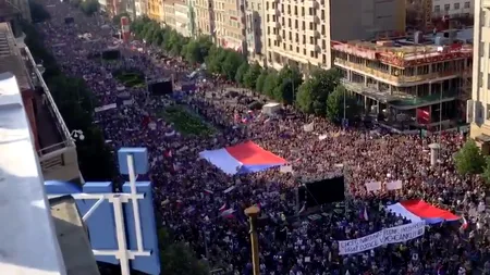 Cel mai mare protest din ultimii 30 de ani în Cehia: Zeci de mii de manifestanți au ieșit pe străzi pentru a cere demisia premierului - VIDEO