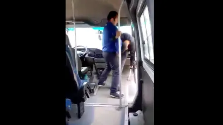 Mama tânărului bătut în microbuz: Șoferul a amenințat-o pe martora care a filmat incidentul. Poliția, acuzată că vrea să mușamalizeze cazul