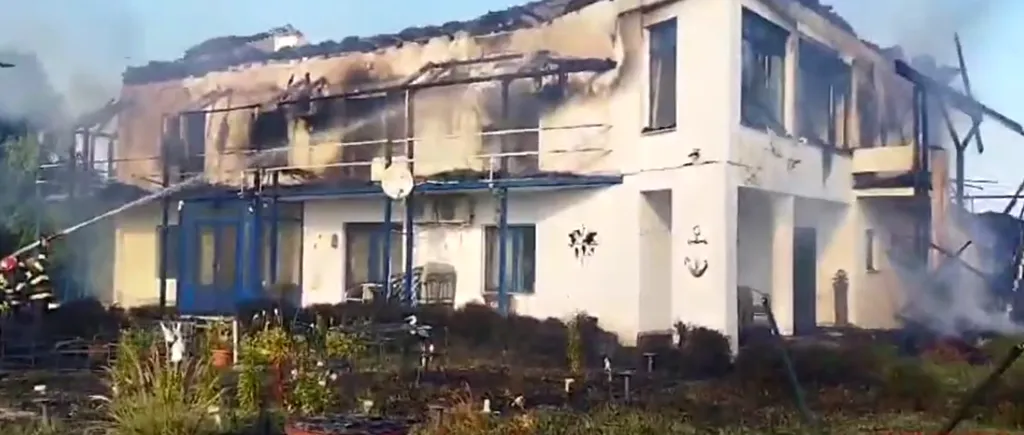 VIDEO | CASA de vacanță din Deltă a fostului ministru Miron Mitrea, distrusă într-un incendiu. Un un fost angajat al demnitarului a fost reținut