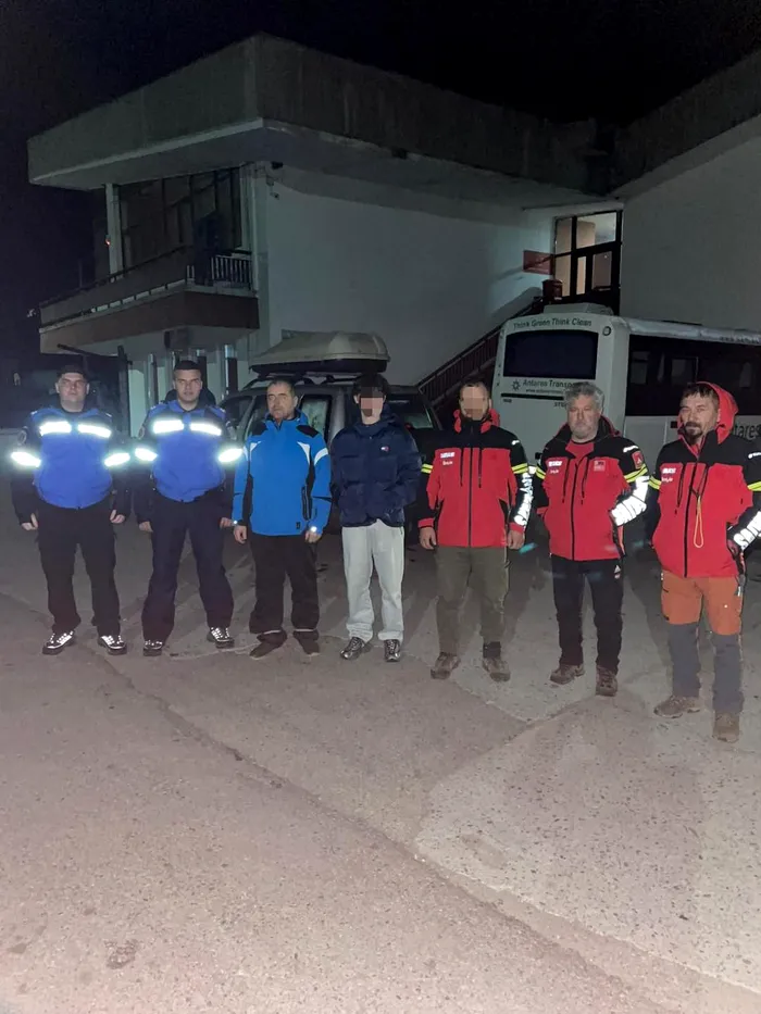 Intervenție de urgență a salvamontiștilor în noaptea de Înviere. Un bărbat și fiul său au rămași blocați în zăpadă ore întregi