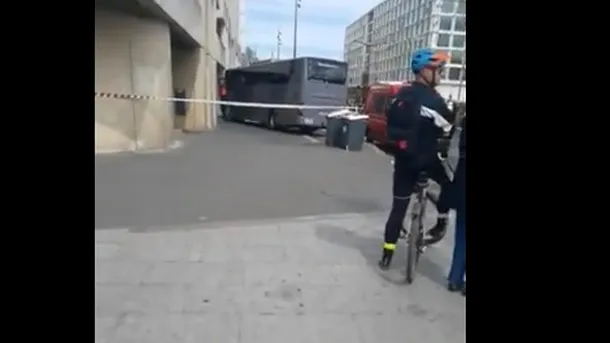 VIDEO | Accident grav în Paris. Șoferul unui autobuz plin cu credincioși a intrat în plin într-o clădire