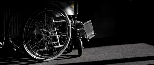 Un bărbat a stat 43 de ani în scaun cu rotile din cauza unui diagnostic greșit