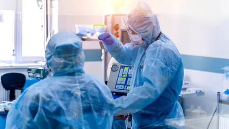 Poveste emoționantă la ATI. Infirmierul care avea grijă de un pacient COVID-19 a devenit colegul lui de salon: „Nu m-am gândit niciodată că voi ajunge și eu aici”