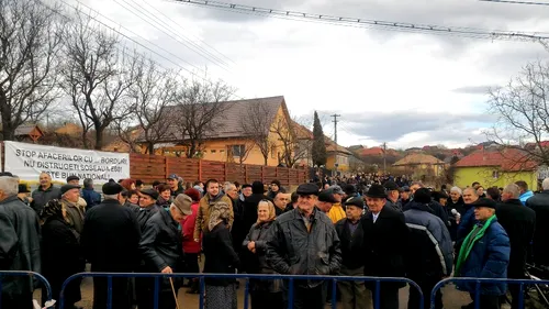 Peste 300 de persoane protestează într-o comună din Cluj. Motivul incredibil pentru care nu mai pot ajunge la casele lor 