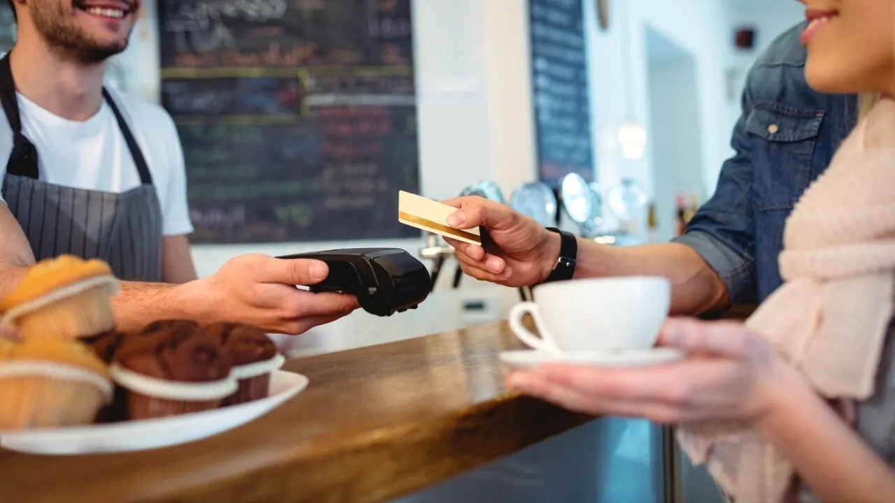 De la VIAȚA pe străzi la două masterate și propria cafenea. Povestea impresionantă a unui tânăr din Croația, „renăscut” din propria cenușă