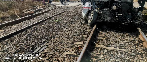 Camion încărcat cu lemne, lovit de tren în județul Dâmbovița. O persoană a fost rănită (FOTO - VIDEO)
