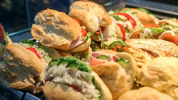 Prețuri de NEIERTAT la Aeroportul Otopeni: Un banal sandviș cu șuncă a ajuns să coste cât un preparat gourmet