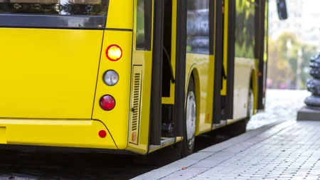 Un adolescent din Germania a furat un autobuz pentru a-și duce iubita la școală