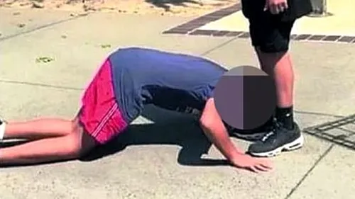Imagini revoltătoare. Un elev evreu a fost forțat să-i sărute pantofii unui coleg musulman. Mama copilului: „Am crescut cu supraviețuitori ai Holocastului. Și ei au fost hărțuiți la fel